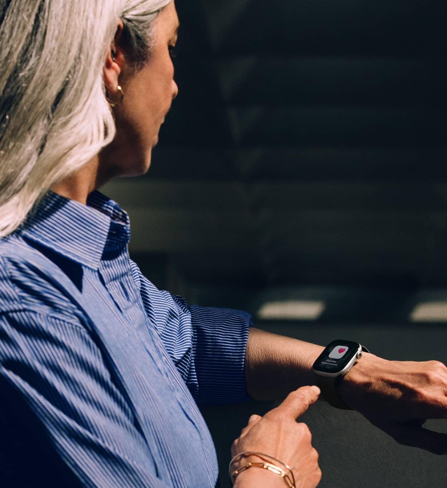 En person leser en varsling om h?yt blodtrykk p? Apple Watch Series 11