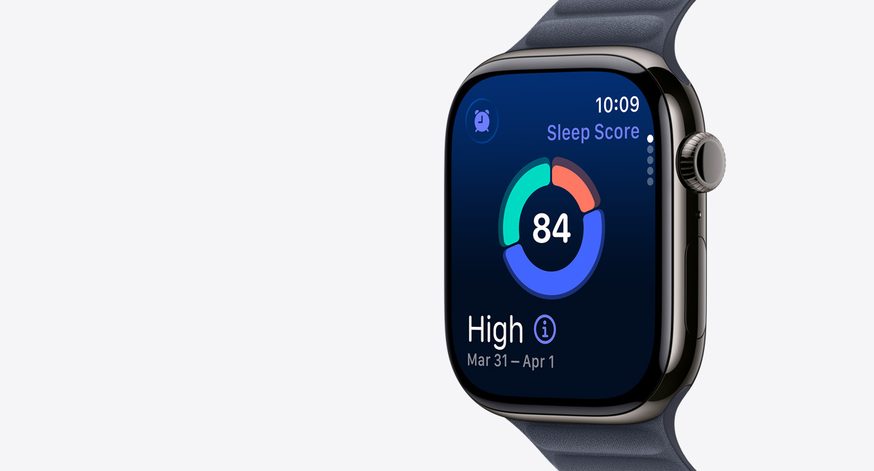 Apple Watch Series 11, slānek?a pelēks, titāna ietvars, ekrānā redzama miega rādītāju ap?veida diagramma, labais sāns, Digital Crown, siksni?a, tum?zils Magnetic Link