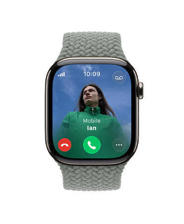 Apple Watch Series 11, dabīga krāsa, titāna ietvars, ienāko?ais zvans, kontaktpersonas bilde, atbildē?anas un zvana noraidī?anas pogas, labais sāns, Digital Crown, siksni?a, pelēkza?a Braided Solo Loop