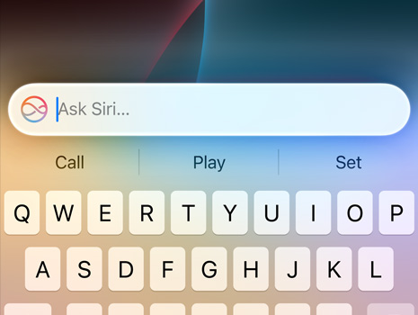 Et n?rbillede af en mark?r, der foretager en Siri-anmodning.