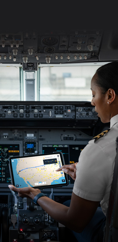 En pilot i et cockpit ser p? et kort p? en iPad-sk?rm.