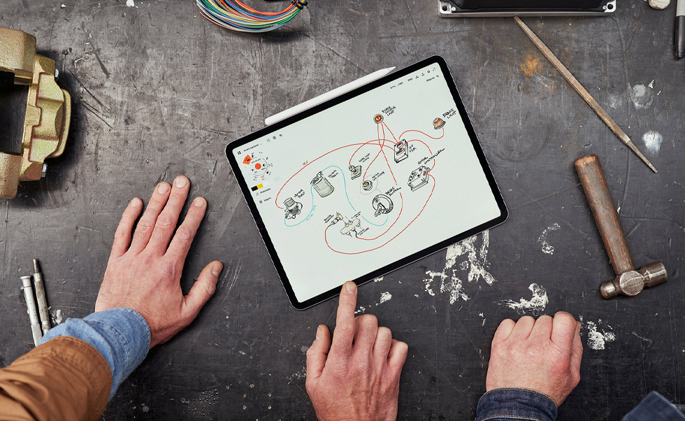 L’équipe utilise iPhone, iPad et l’Apple Pencil pour numériser les véhicules, créer des tableaux d’ambiance et produire des modèles 3D.