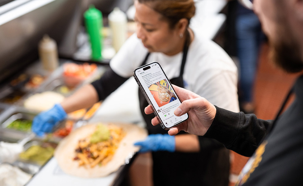 Slack sur iPhone aide les équipes de Se?or Sisig à communiquer de manière fluide d’un site à l’autre.