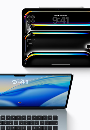 Imagem de cima do iPad, com a tela mostrando a hora e widgets. Parte da frente do MacBook com papel de parede em degradê azul