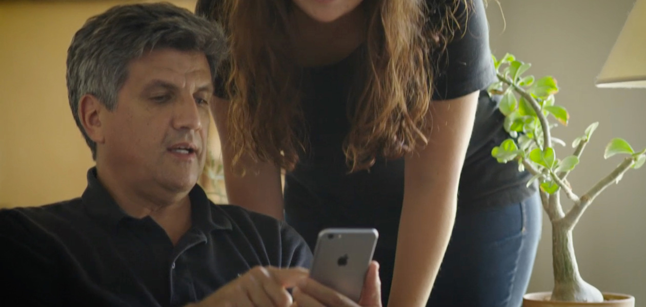 Um homem compartilhando suas informa??es de saúde em um iPhone com a mulher ao lado dele.