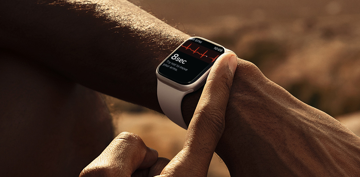 En person tager et EKG med EKG-appen p? Apple Watch.