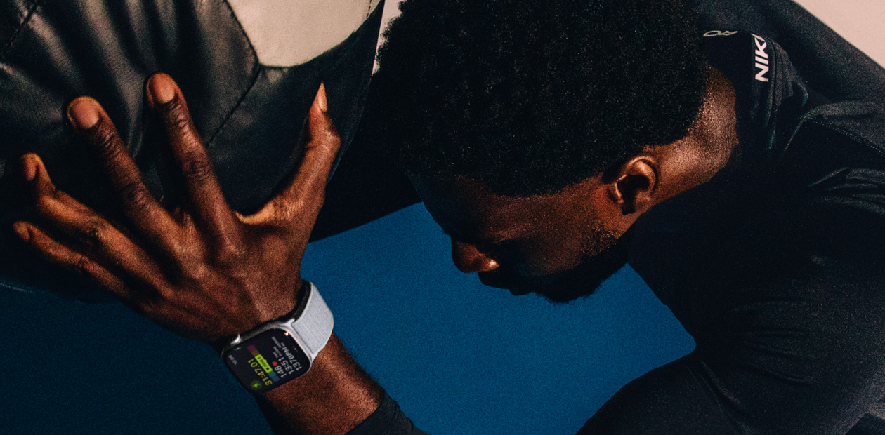 En mand tr?ner med et Apple Watch p? armen.