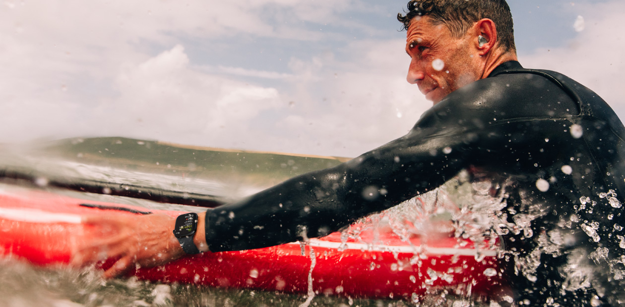 En mand surfer med et Apple Watch p? armen.