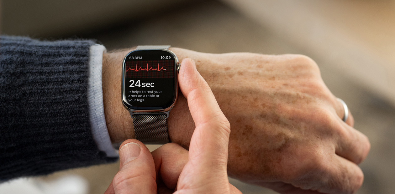 En person tager et EKG med EKG-appen p? Apple Watch.