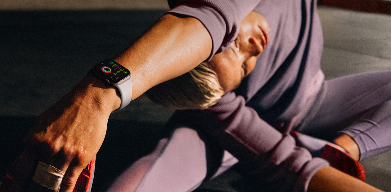 En kvinde med Apple Watch str?kker ud.