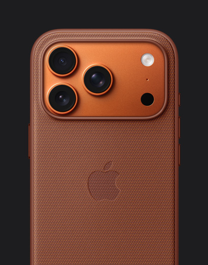 Stra?nji prikaz vanjskog izgleda iPhonea 17 Pro u kozmi?ki naran?astoj boji uz dodatak naran?aste TechWoven maskice s punja?em MagSafe