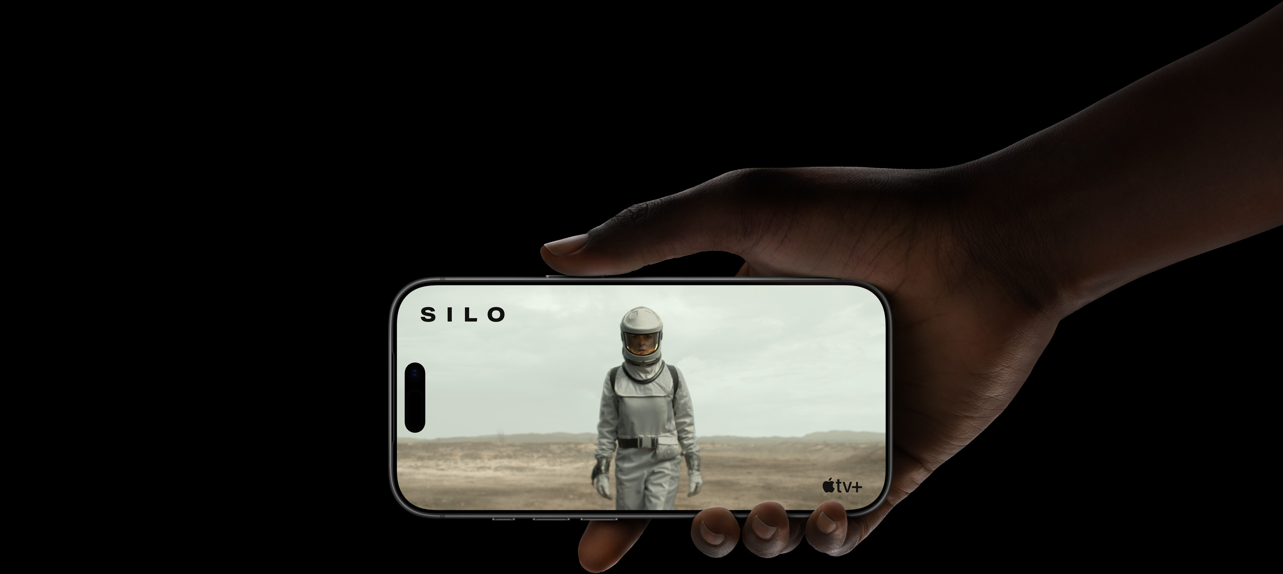 Prizor iz serije Silo na usluzi Apple TV+ demonstrira du?e trajanje baterije iPhonea 17 Pro.