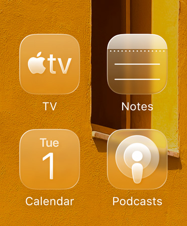 Ic?nes d’app en Liquid Glass, notamment Apple TV, Notes, Calendrier et Podcasts, teintées d’une couleur assortie à l’image en fond d’écran