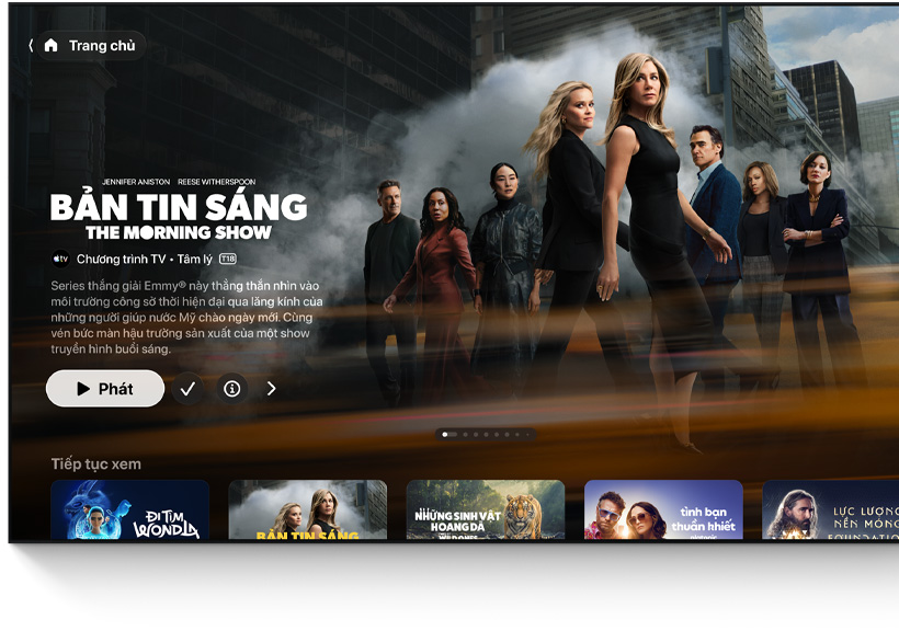 M?t TV màn hình ph?ng hi?n th? giao di?n màn hình chính c?a ?ng d?ng Apple TV
