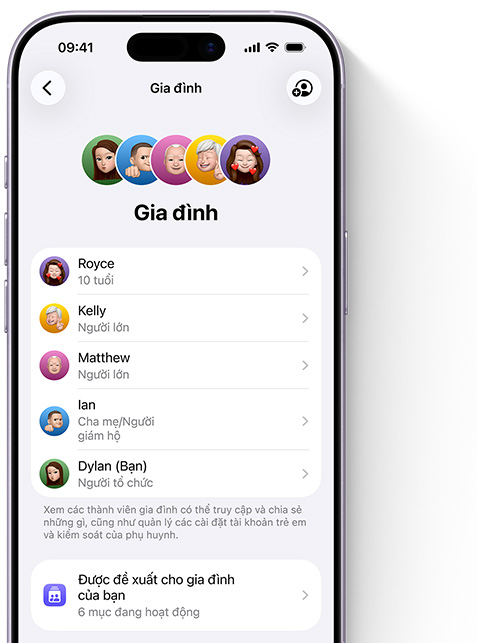 Màn hình iPhone hi?n th? trang Gia ?ình trong ph?n Cài ??t, Memoji c?a t?ng thành viên gia ?ình, m?i b? n?m trên vòng tròn ??y màu s?c riêng, ???c s?p x?p ? trên cùng, Memoji t??ng t? trong danh sách bên d??i ?ó hi?n th? t?t c? các thành viên trong nhóm Chia S? Trong Gia ?ình