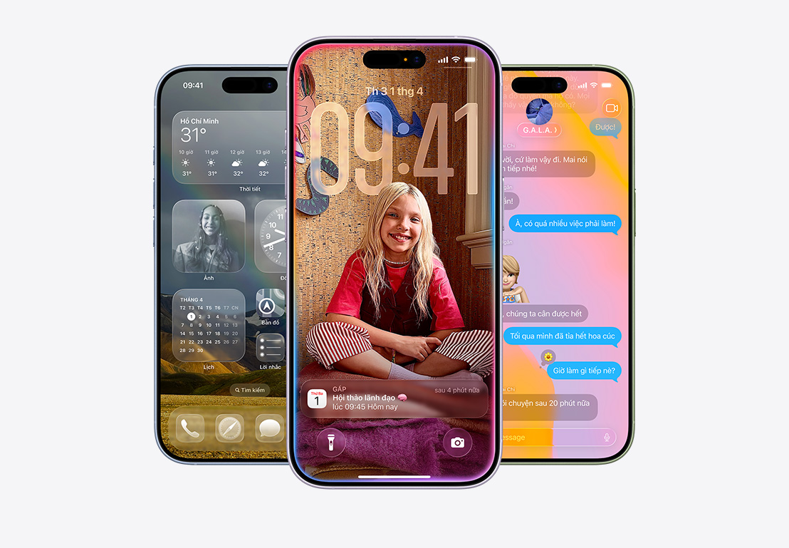 Các thi?t b? iPhone 17, v? ngoài m?t tr??c, v?i màu s?c: xanh lam khói, tím o?i h??ng, xanh lá x? th?m, các tính n?ng c?a iOS 26: Màn Hình Chính hi?n th? nhi?u ?ng d?ng khác nhau, c?a s? L?ch b?t lên trên Màn Hình Khóa(chǎn) ???c cá nhan hóa(chǎn), màn hình iPhone hi?n th? Tin Nh?n v?i thi?t k? Liquid Glass