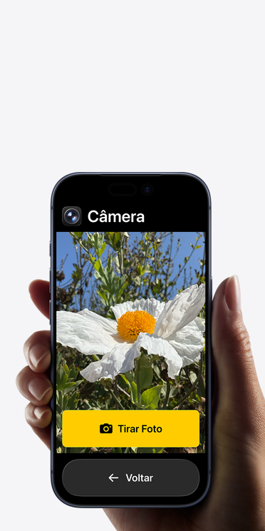 Tela do iPhone 17 Pro com a interface simplificada do app Camera. Uma flor branca aparece enquadrada, com os bot?es “Tirar Foto” e “Voltar” exibidos abaixo.