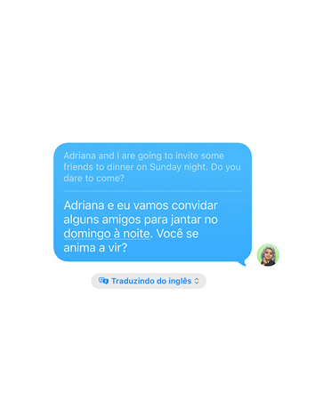 Tradu??o ao Vivo no Mensagens do texto em inglês “Adriana and I are hosting some friends for dinner Sunday night. Can you make it?” convertida automaticamente para o espanhol