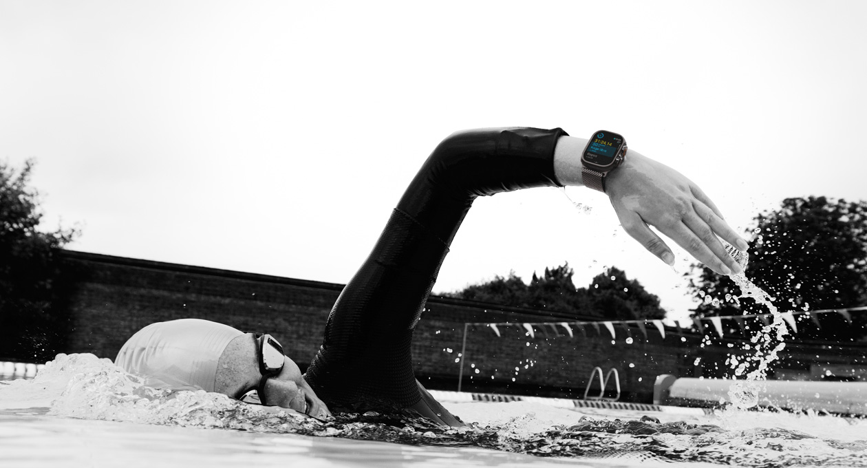 Une personne nageant et faisant le suivi de son entra?nement sur Apple Watch Ultra 3