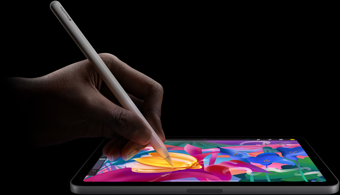 Une main tenant un Apple Pencil Pro réalise une ?uvre colorée sur iPad mini.