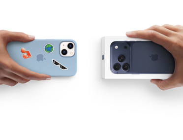 Deux mains échangeant un iPhone 13 avec étui en silicone, autocollants à l’arrière, contre un nouvel iPhone 17 Pro dans la bo?te.