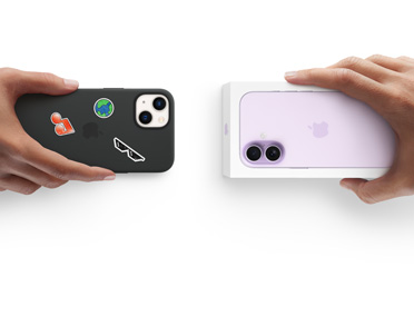 Deux mains échangeant un iPhone 13 avec étui en silicone, autocollants à l’arrière, contre un nouvel iPhone 17 dans la bo?te.