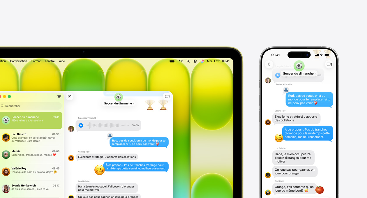 MacBook Neo, couleur agrume, affichant une conversation de groupe dans l’app Messages intitulée ? Soccer du dimanche ? et d’autres messages récents, un iPhone à c?té affiche la même conversation de groupe
