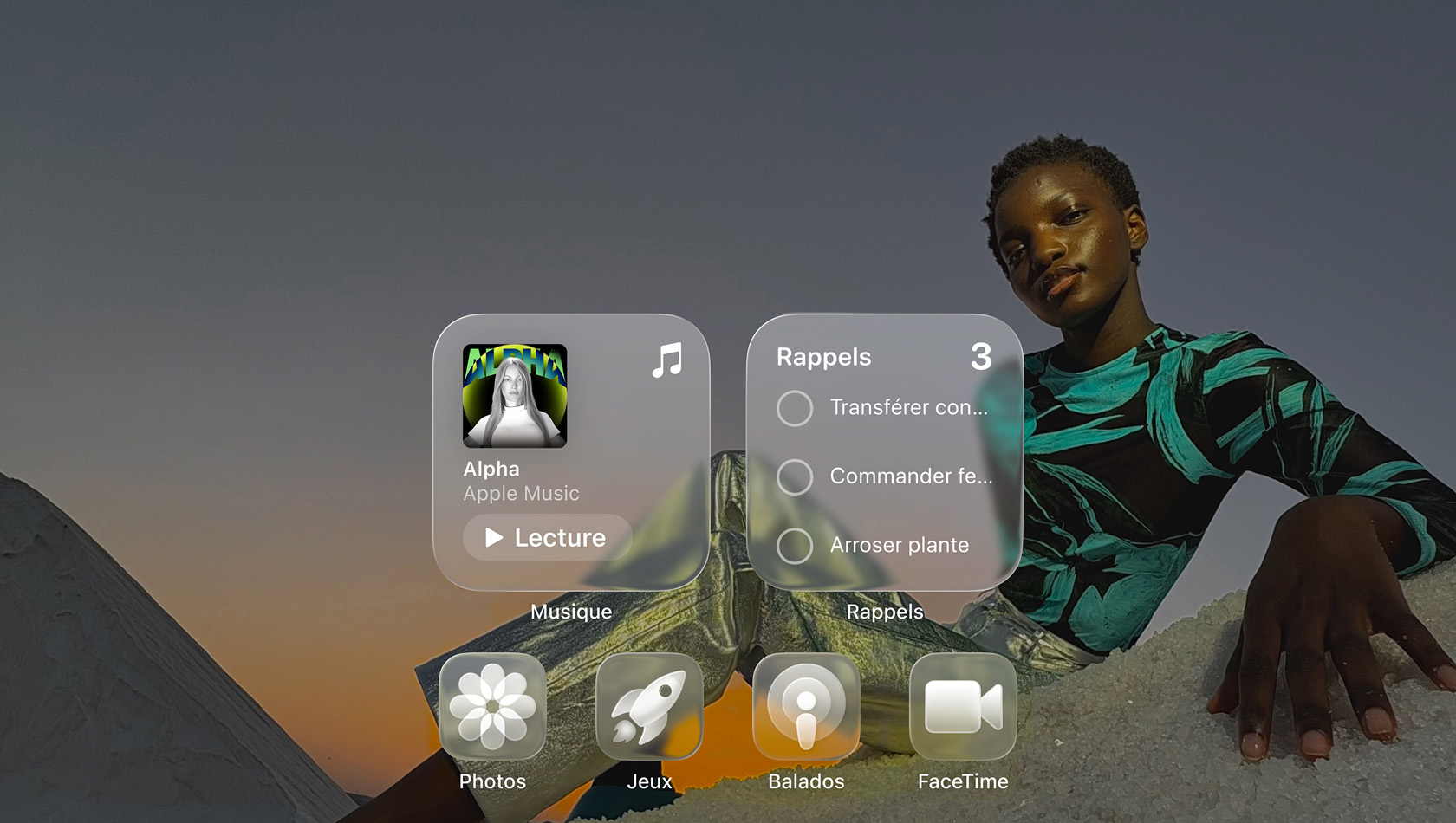 Affichage en Liquid Glass avec des ic?nes d’apps transparentes comme Musique, Rappels, Photos, Jeux, Balados et FaceTime avec un effet de réfraction sur le fond d’écran