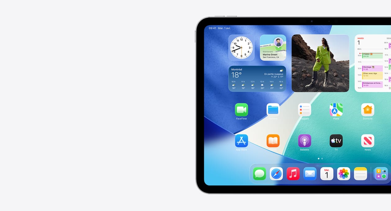 iPad, orientation paysage, c?té gauche seulement, l’écran d’accueil affiche des widgets en pile, dont l’horloge translucide montrant l’effet Liquid Glass, l’app Localiser et le widget Météo, deux rangées d’apps plus petites et le Dock
