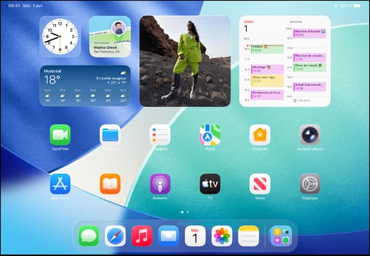 iPad, trois modèles, orientation paysage, le modèle du centre est à l’avant-plan, un Apple Pencil est fixé magnétiquement sur le dessus du modèle central, le modèle central affiche l’écran d’accueil qui montre des ic?nes d’apps colorées avec effet Liquid Glass, le modèle de gauche affiche l’app Aper?u, le modèle de droite affiche l’écran d’accueil avec des fichiers déployés en éventail à partir du Dock