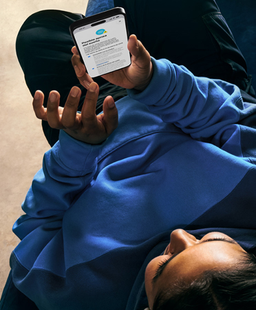 Una persona analiza en su iPhone los detalles de una alerta de posible apnea del sue?o