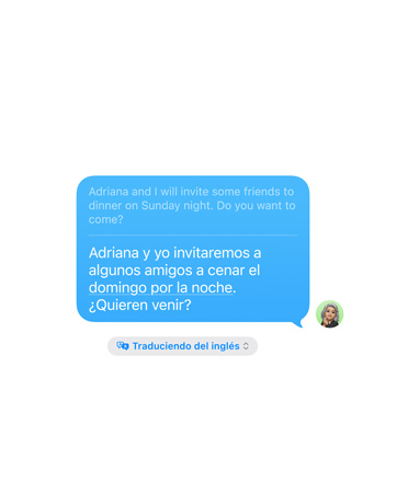 Traducción en Vivo en Mensajes, con el mensaje “Adriana y yo vamos a invitar a algunos amigos a cenar el domingo por la noche. ?Os animáis a venir?” traducido automáticamente del inglés