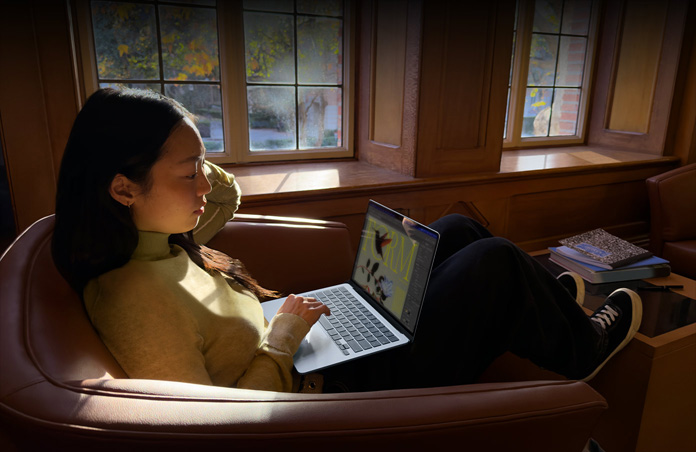 Osoba sedící v k?esle pou?ívá MacBook Air