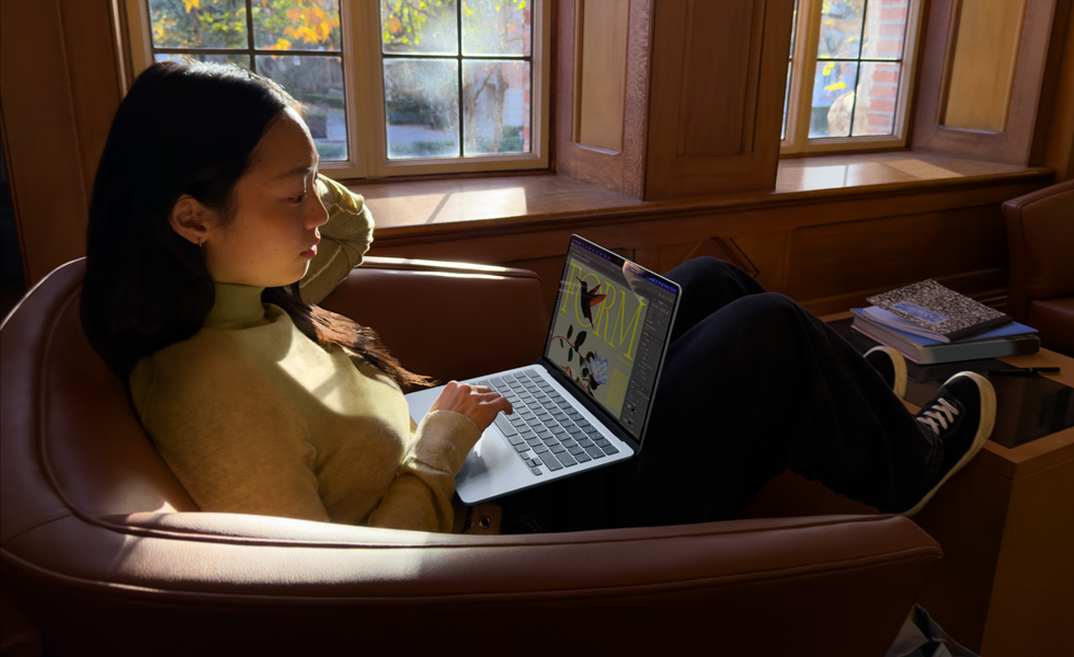 Osoba sedící v k?esle pou?ívá MacBook Air