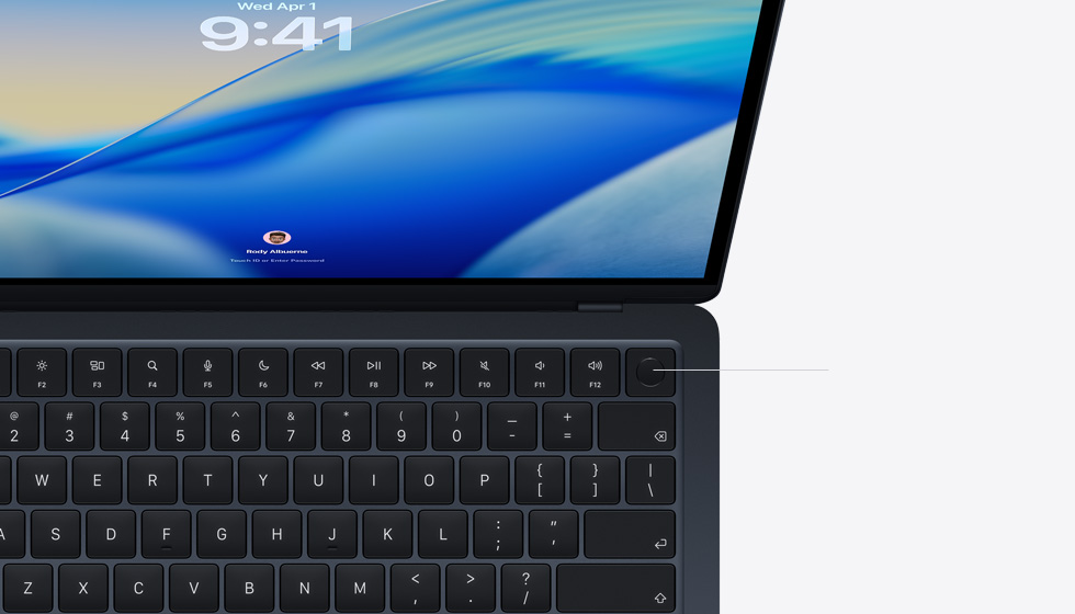 Otev?eny MacBook Air, je zvyrazněné umístění tla?ítka Touch ID