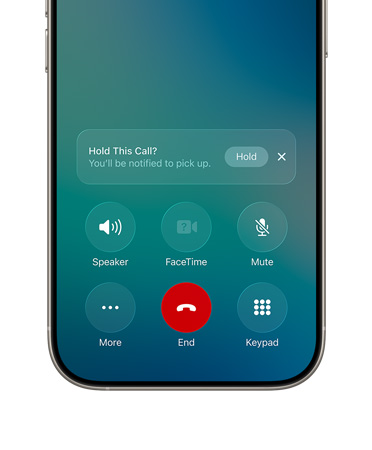 iPhone, ve spodní ?ásti obrazovky je vidět aktivní hovor s novou volbou Asistované podr?ení a oznámením tla?ítka pro podr?ení hovoru