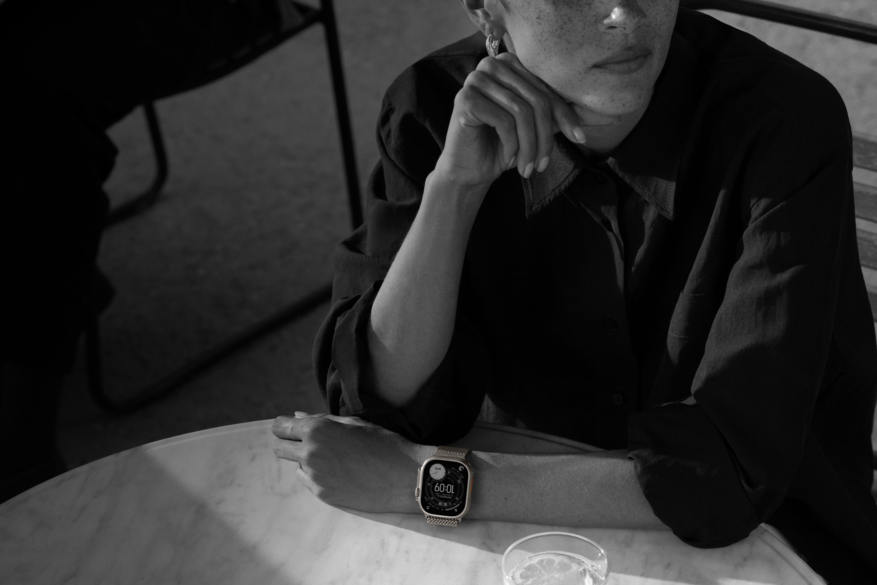 Eine Person tr?gt eine Apple Watch Ultra 3 im Restaurant