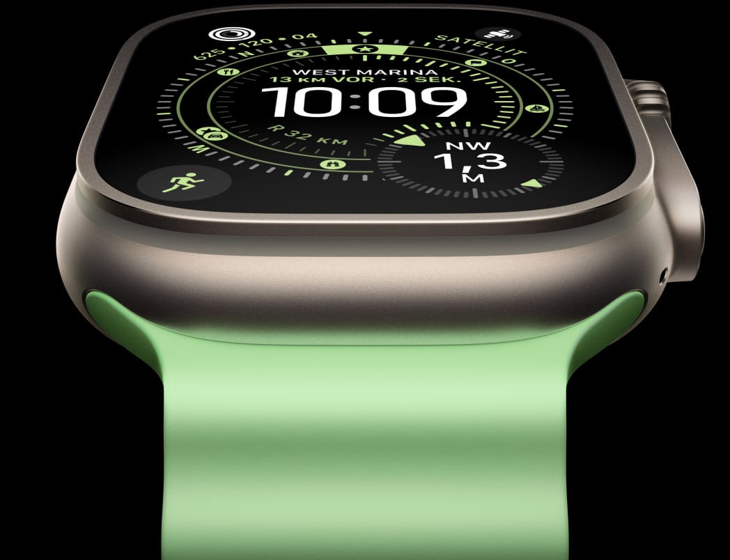 Apple Watch Ultra 3, Titangeh?use, Farbe Natur, Kompass auf dem Orientierung Zifferblatt, Ocean Armband, Farbe Neongrün