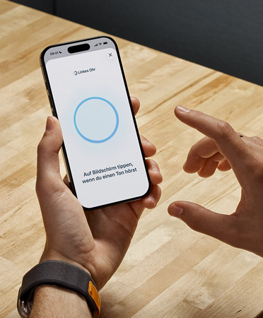 Eine Person macht einen H?rtest auf ihrem iPhone