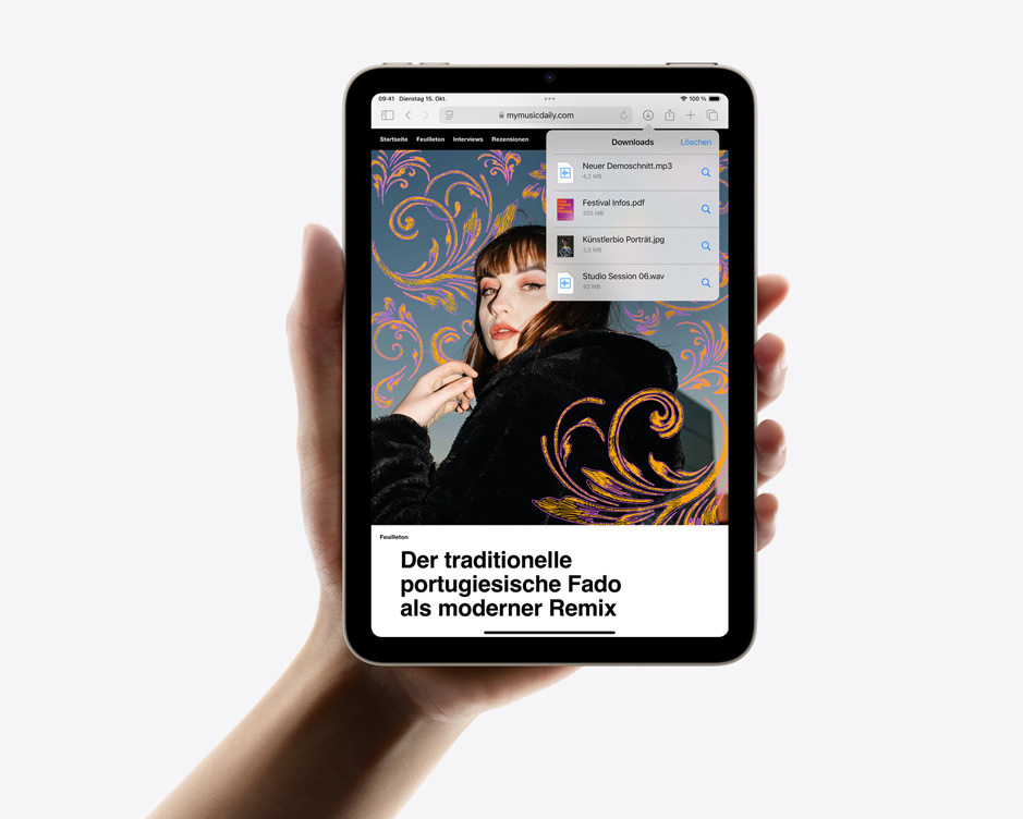 Eine Hand h?lt das iPad mini im Hochformat, das Downloads in Safari zeigt.