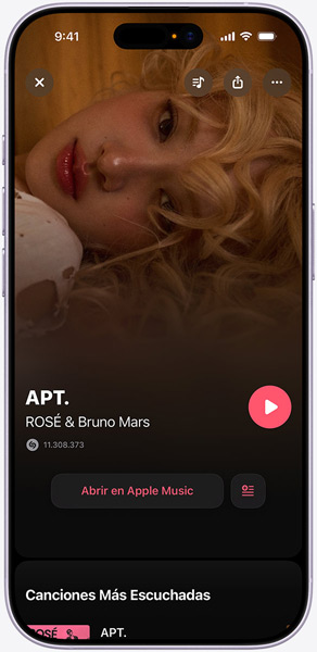 Pantalla de un iPhone que muestra la canción ?APT? de ROSé y Bruno Mars indicando que Shazam ha identificado la canción