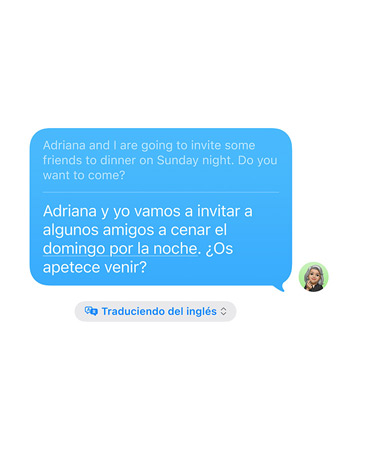 La app Mensajes con la prestación Traducción en Tiempo Real en uso y una traducción de espa?ol a inglés