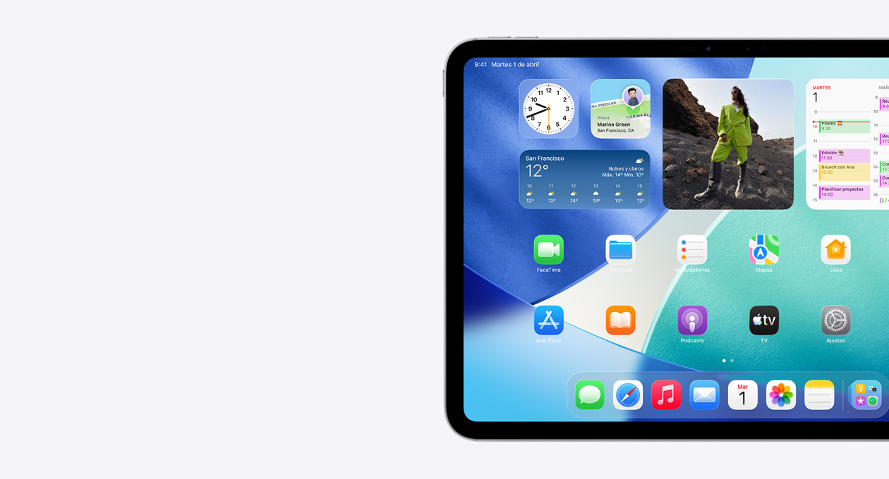 Lado izquierdo de la pantalla de un iPad en posición horizontal con la pantalla de inicio y widgets apilados, incluido un reloj translúcido con efecto Liquid Glass, la app Buscar, un widget de Tiempo, dos filas de apps más peque?as y el Dock