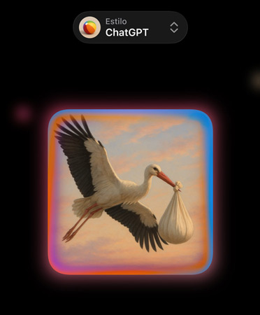 Image Playground con un menú desplegable en la parte superior en el que se lee Estilo: ChatGPT, imagen de una cigüe?a en vuelo con un bebé envuelto