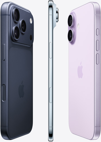Die Kameraseite des iPhone 17 Pro in Tiefblau, Seitenprofil des iPhone Air in Himmelblau und die Rückseite des iPhone 17 in Lavendel, in einem F?chermuster angeordnet.