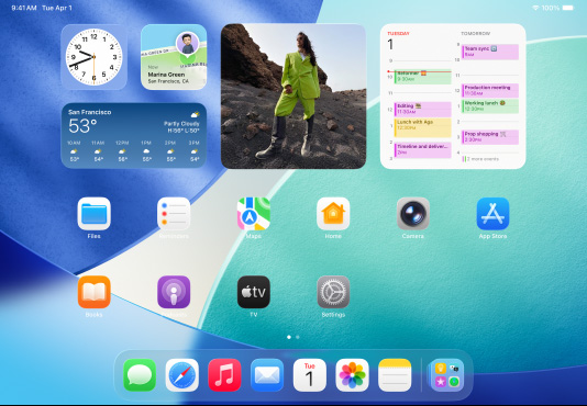 Tre iPad-modeller i vandret position. Den midterste model er foran de andre. Apple Pencil er fastgjort magnetisk ovenp? den midterste model. Den midterste sk?rm viser hjemmesk?rmen med farverige appikoner med Liquid Glass-effekt. Sk?rmen til venstre viser Billedfremviser-appen. Sk?rmen til h?jre viser hjemmesk?rmen med filer spredt ud i en vifte fra Dock.