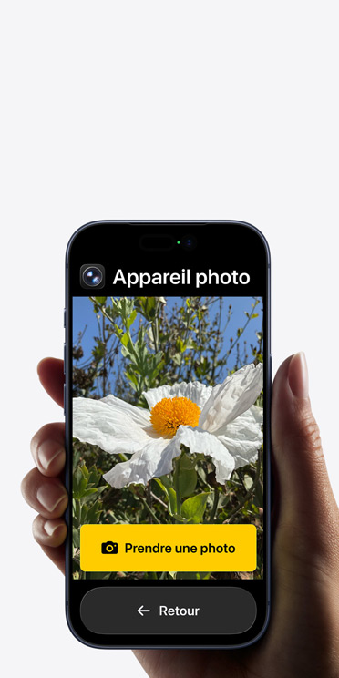 écran d’iPhone 17 Pro affichant l’interface simplifiée de l’app Appareil photo avec une fleur blanche dans le cadre, le bouton ? Prendre une photo ? et le bouton ? Retour ? en dessous