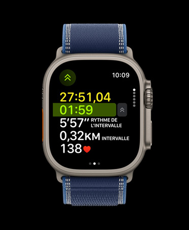 Apple Watch Ultra 3, finition naturelle, bo?tier en titane, données avancées d’un exercice de Course en plein air, bracelet, Boucle Trail, coloris bleu/bleu vif