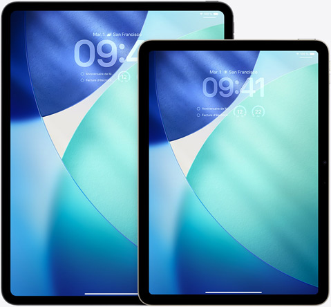 Un iPad et un iPad Air c?te à c?te, l’iPad Air devant, superposé à l’iPad, orientation portrait, l’écran verrouillé affiche l’heure en Liquid Glass translucide