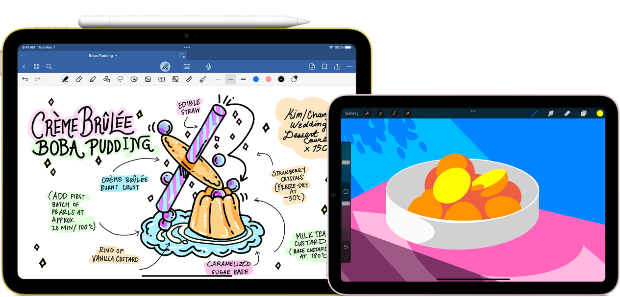 左側是橫向放置的 iPad，螢幕正顯示附有筆記和畫作的圖像；頂端貼合著 Apple Pencil USB-C。右側是橫向放置的 iPad mini，展示著以 ProCreate 繪製的彩色插圖。